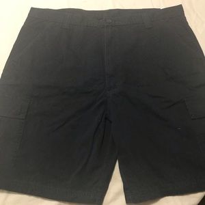 Wrangler size 42 NWT black cargo shorts